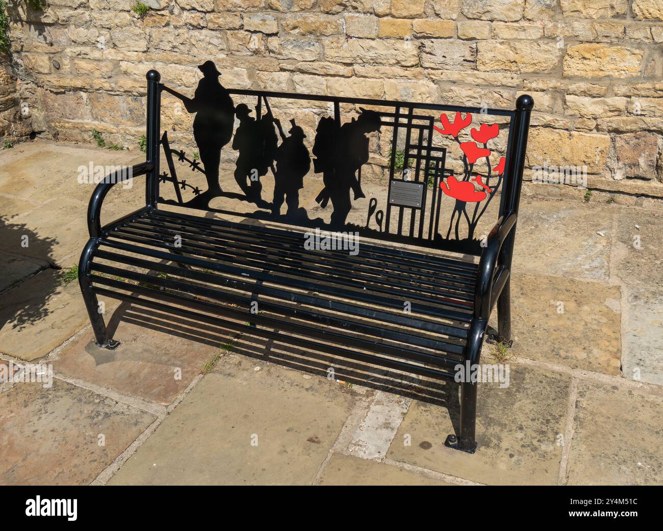 Panchina commemorativa delle guerre mondiali e dei conflitti con papaveri e sagome da soldato. Stamford, Lincolnshire, Inghilterra. Foto Stock