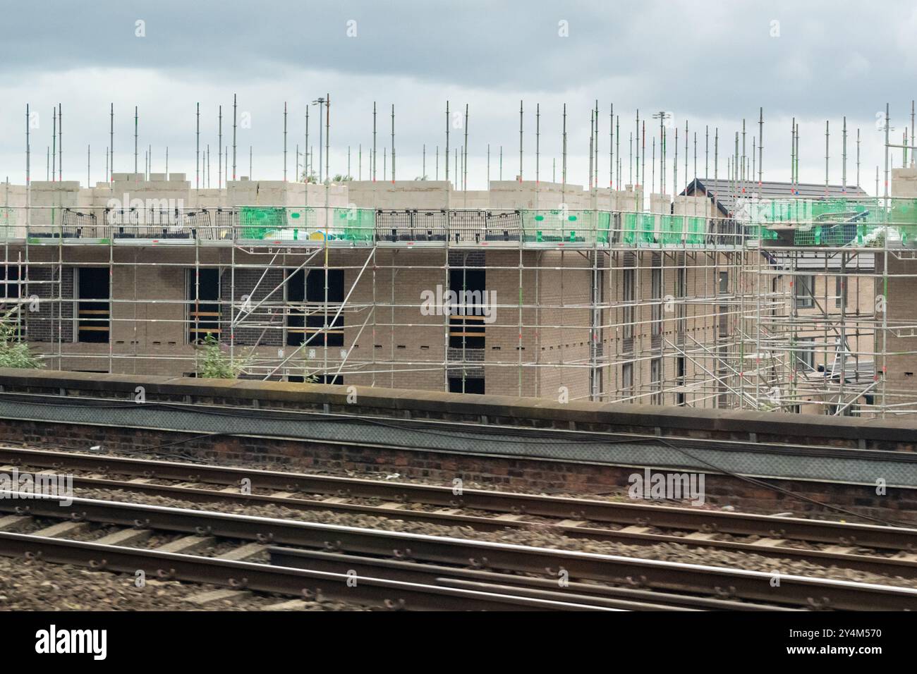 Sviluppo residenziale in costruzione su terreni in pianura vicino alla linea ferroviaria sull'ex deposito merci, West Gorton, Manchester, Inghilterra, Regno Unito Foto Stock