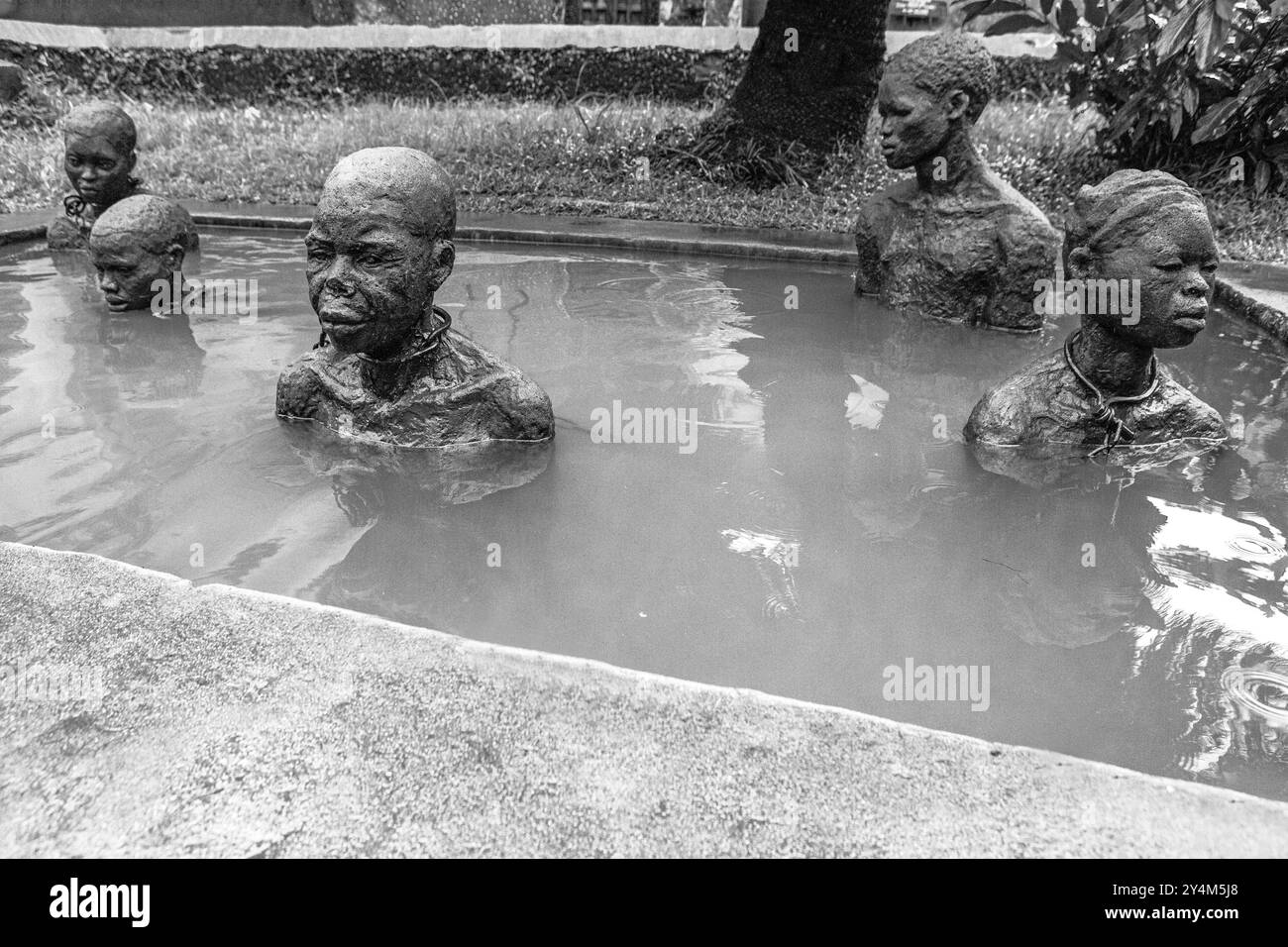Statue monumento al commercio degli schiavi presso Christ Church a Stone Town. Foto Stock