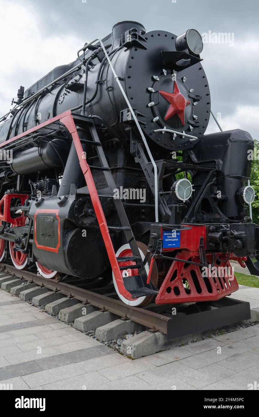 Locomotiva a vapore per passeggeri di grandi dimensioni. Trasporto ferroviario d'epoca. Trasporto di merci per ferrovia. Locomotiva a vapore alimentata a carbone. Foto Stock