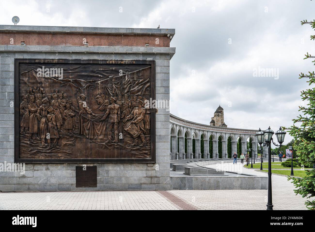 Nazran, Inguscezia, RUSSIA - 12 MAGGIO 2024: Memoriale della memoria e della gloria. Pannello in onore dell'ingresso della Repubblica di Inguscezia nel Fe russo Foto Stock
