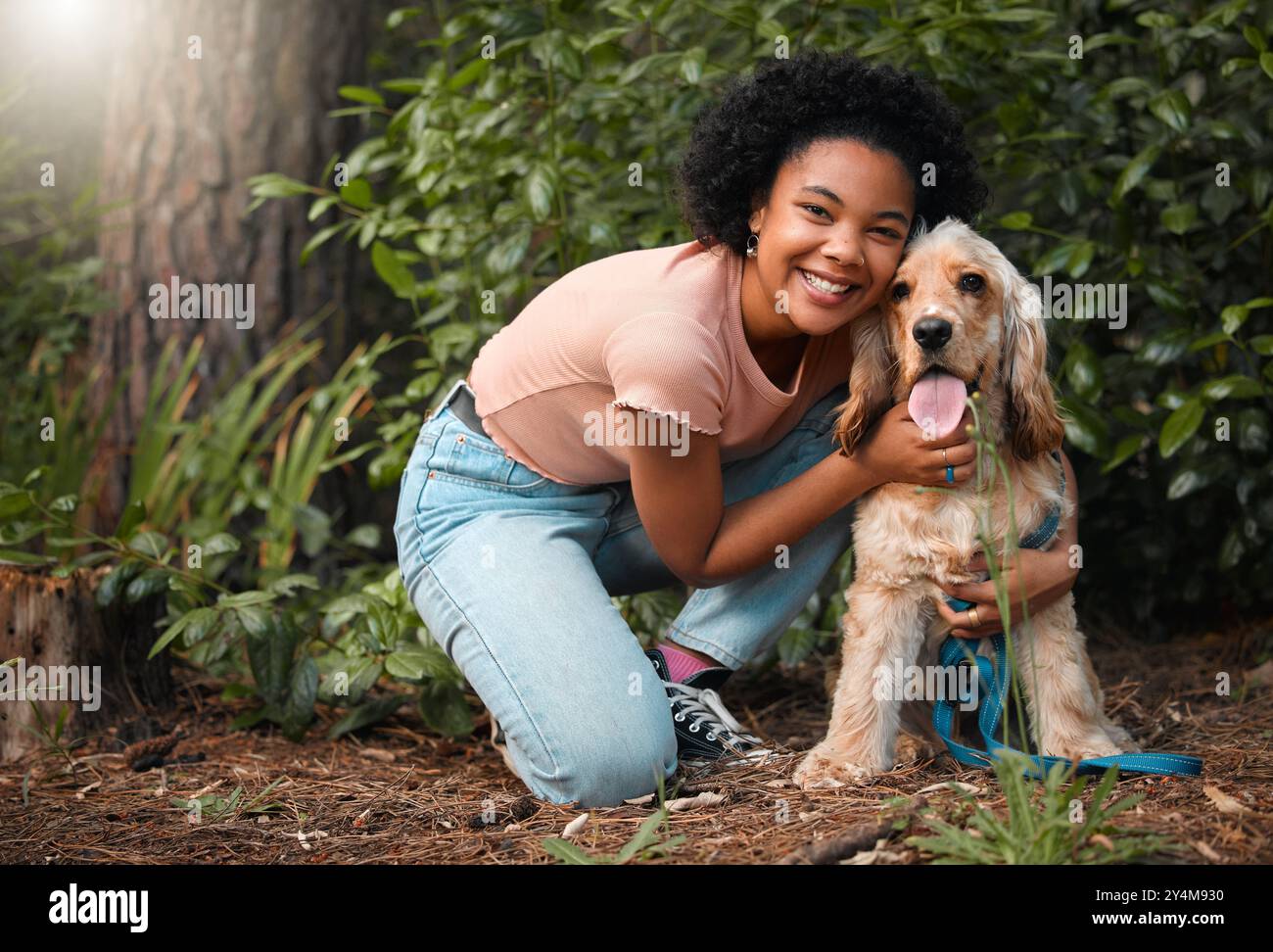 Donna, cucciolo di spaniel cocker e ritratto nel parco con sorriso, abbraccio e cura a terra in estate. Ragazza, cane mamma e abbraccio con animale domestico, animale e. Foto Stock