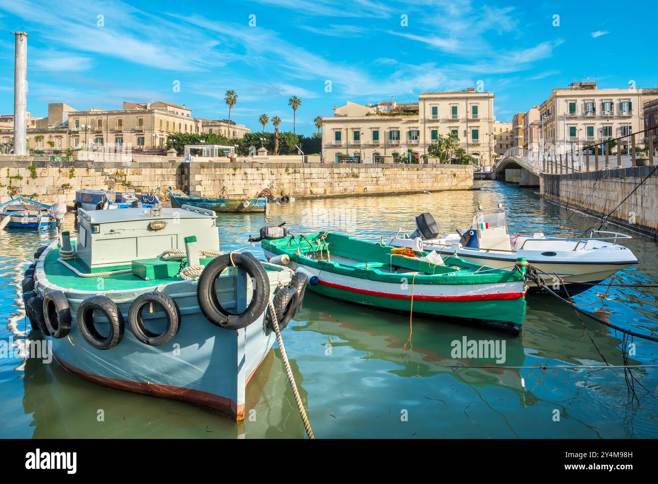 Barche da pesca ormeggiate nel porto dell'isola di Ortigia. Siracusa, Sicilia, Italia Foto Stock