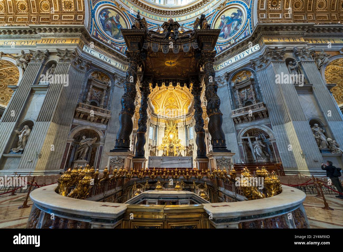 All'interno della Basilica di San Pietro nella città del Vaticano. Vista interna della chiesa di San Pietro dell'altare maggiore, altare papale con Baldacchino di Bernini, Roma, Italia Foto Stock