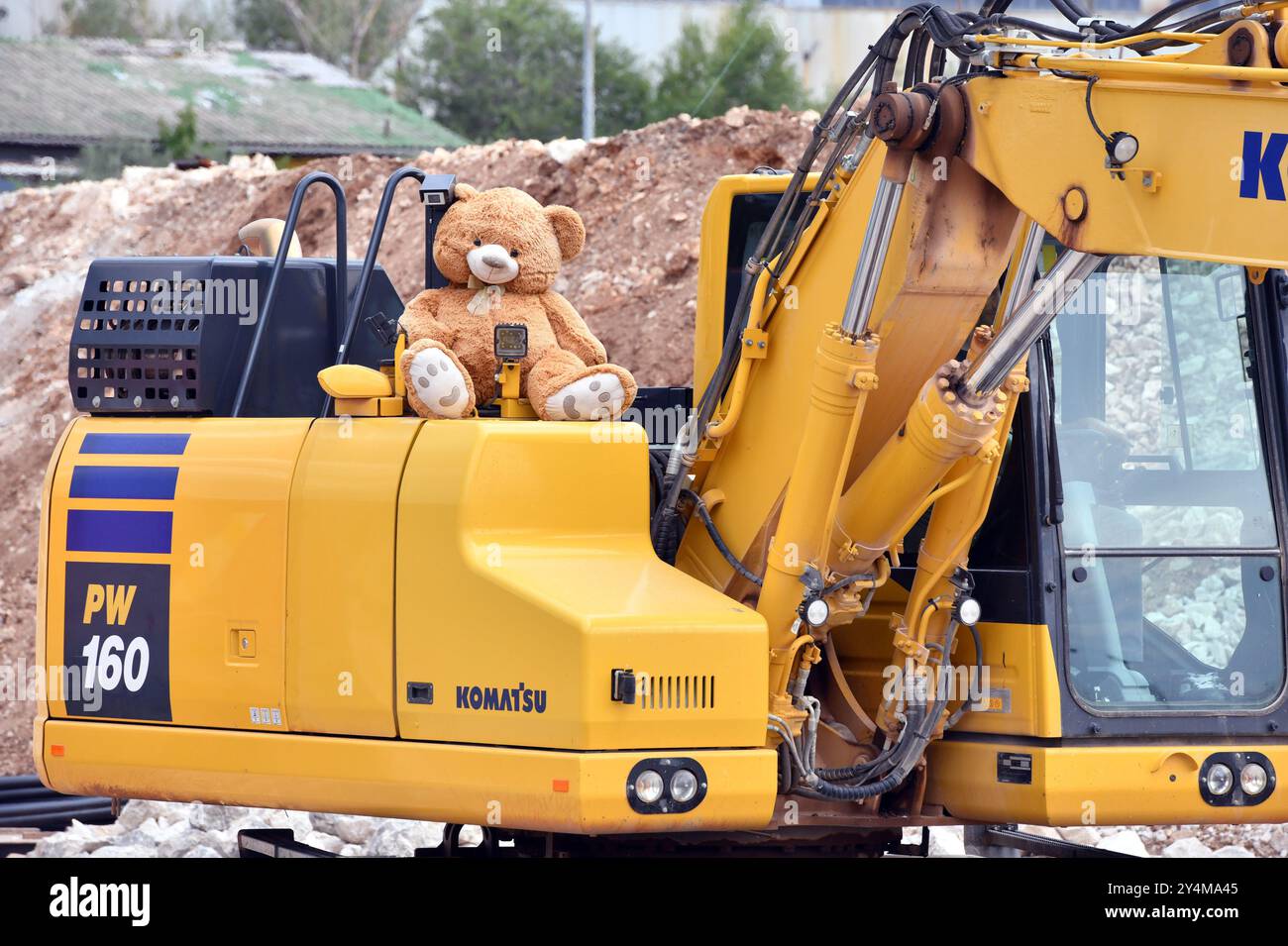 Sibenik, Croazia. 19 settembre 2024. Nel cantiere del nuovo rotore, un orsacchiotto sull'escavatore è un nuovo assistente ausiliario che osserva il lavoro da una distanza di sicurezza a Sibenik il 19 settembre, Croazia foto: Hrvoje Jelavic/PIXSELL credito: Pixsell/Alamy Live News Foto Stock