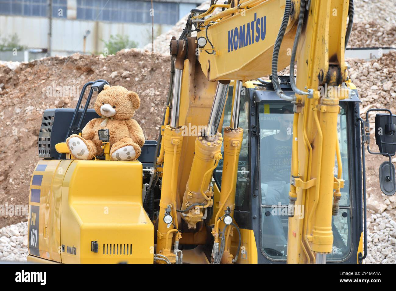 Sibenik, Croazia. 19 settembre 2024. Nel cantiere del nuovo rotore, un orsacchiotto sull'escavatore è un nuovo assistente ausiliario che osserva il lavoro da una distanza di sicurezza a Sibenik il 19 settembre, Croazia foto: Hrvoje Jelavic/PIXSELL credito: Pixsell/Alamy Live News Foto Stock