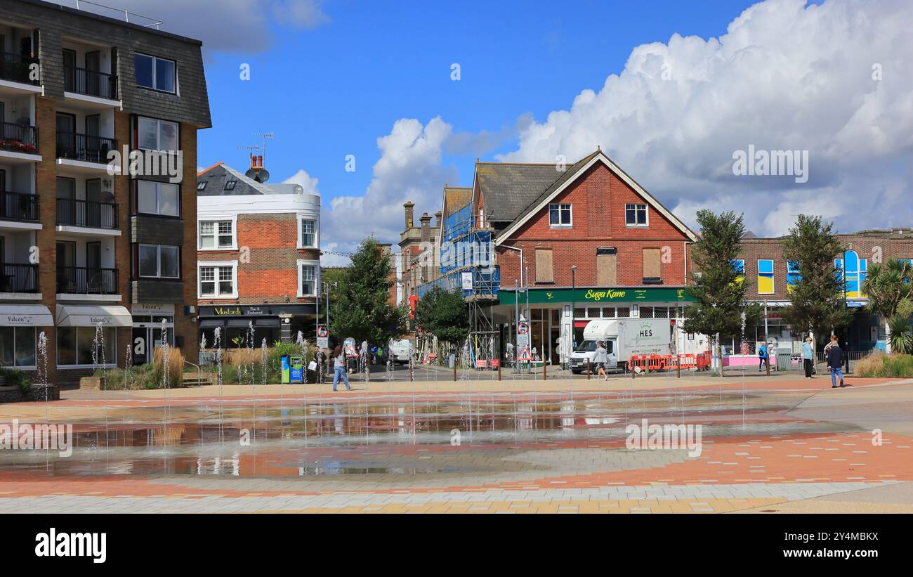 Bognor Regis, West Sussex, Inghilterra. 12 settembre 2024. Molteplici spruzzi d'acqua: Le fontane Place St Maur tra la città e la spiaggia. Getti d'acqua temporizzati con una, due, tre e tutte le file attive. Una delle fotografie scattate di recente durante una gita di un giorno a Bognor Regis, sulla costa meridionale dell'Inghilterra. La città ospita il Butlins Holiday Park ed è una destinazione popolare per i turisti. Foto Stock