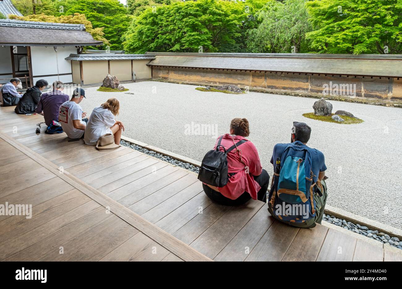 I visitatori di Kare-sansui - paesaggio asciutto giardino del tempio Zen, Ryoan-ji, Kyoto, Giappone Foto Stock