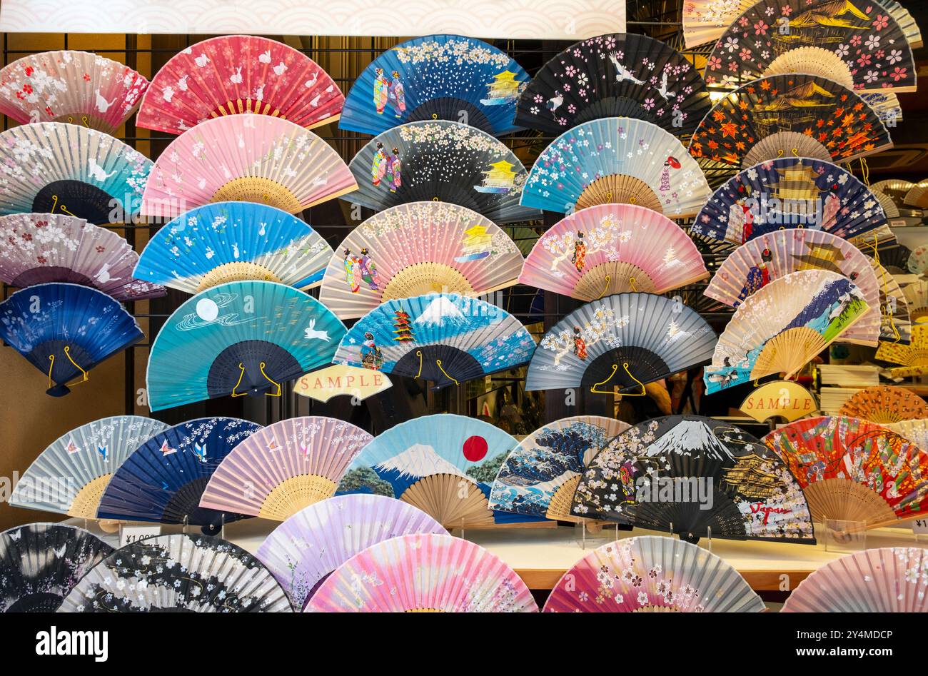 Ventilatori pieghevoli giapponesi in mostra, Kyoto, Giappone Foto Stock