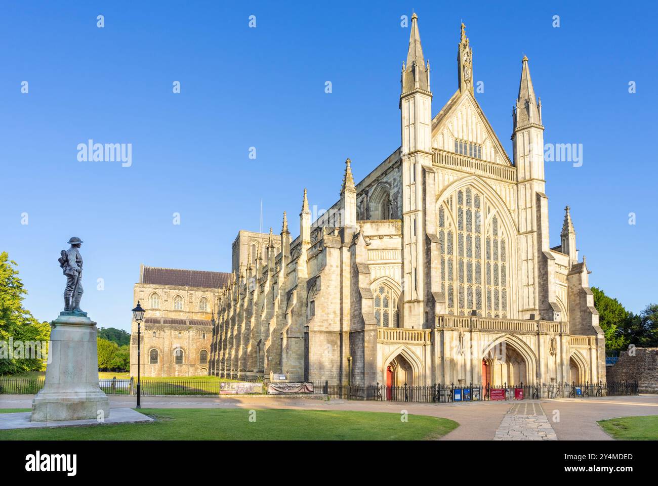 Winchester Cathedral e il King's Royal Rifle Corps War Memorial alla luce della sera Winchester Hampshire Inghilterra Regno Unito Europa Foto Stock