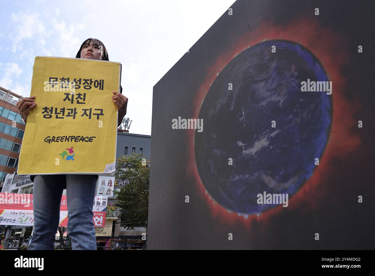 La protesta per le politiche economiche di Greenpeace in Corea del Sud Un membro di Greenpeace tiene uno striscione durante una campagna a Seul, Corea del Sud, il 19 settembre 2024. I manifestanti si sono riuniti per chiedere una risoluzione per gli effetti collaterali causati dal sistema economico incentrato sul PIL del prodotto interno lordo e gli impatti negativi delle politiche economiche che causano la crisi climatica. Seoul Corea, Repubblica di Copyright: XMatrixxImages/LeexSang-hoonx Foto Stock