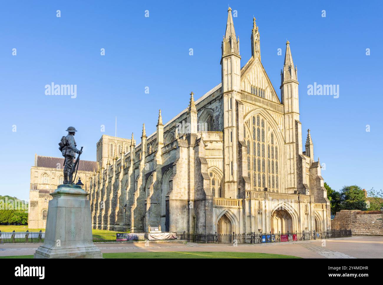 Winchester Cathedral e il King's Royal Rifle Corps War Memorial alla luce della sera Winchester Hampshire Inghilterra Regno Unito Europa Foto Stock