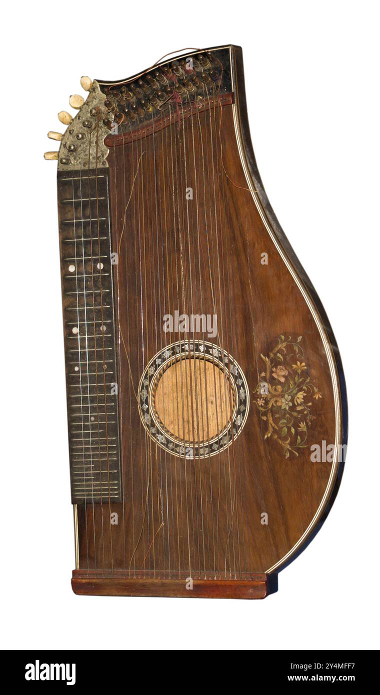 Cetra-tradizionale tedesco di strumento musicale. L'inizio di 19 secoli.è isolato sul bianco Foto Stock