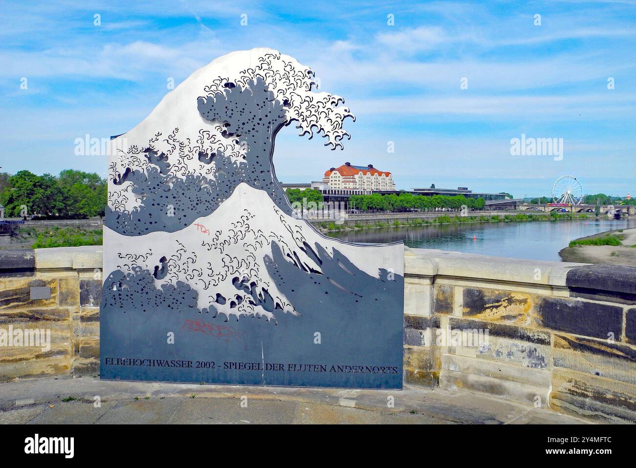 Elbe Hochwasserdenkmal 2002 auf Augustusbruecke Aktuell steigt die Elbe wieder AN. *** Il memoriale delle inondazioni dell'Elba 2002 sul Ponte di Augusto l'Elba è attualmente di nuovo in ascesa Foto Stock