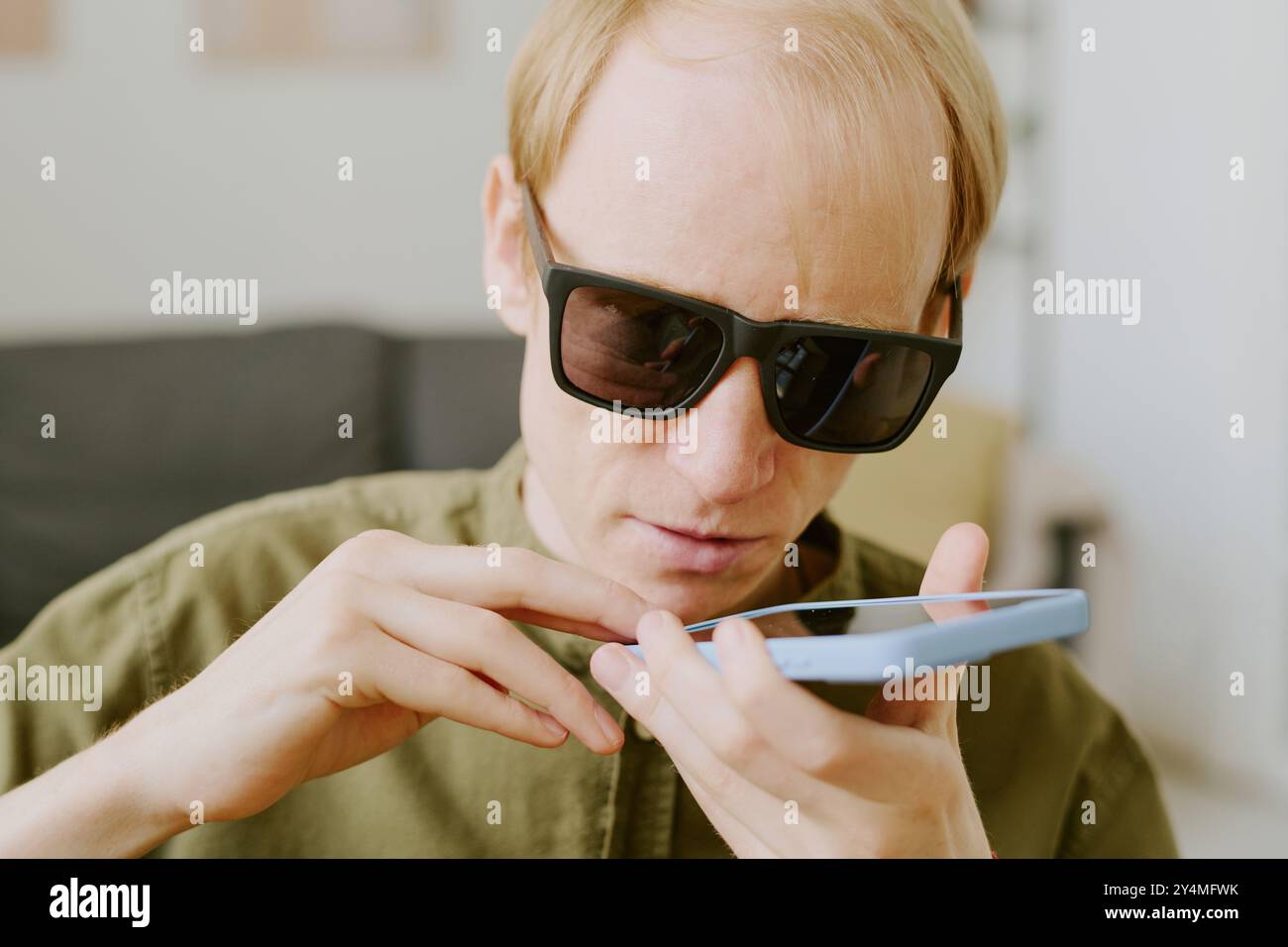 Primo piano medio di un cieco che registra un messaggio vocale Foto Stock