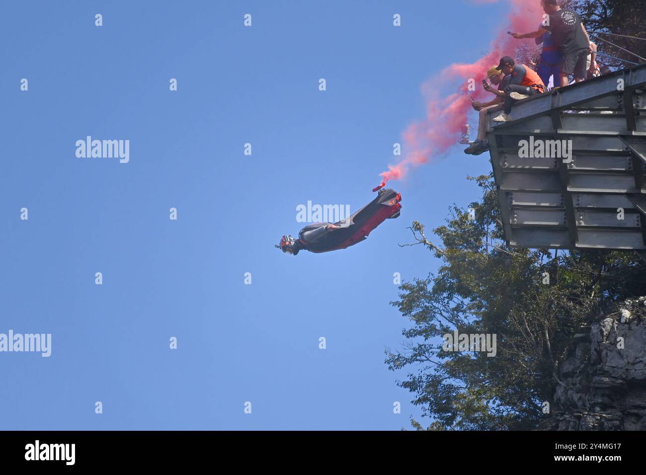 L'atleta australiano Tashi Paul Monroe decolla dalla piattaforma. Zhangjiajie, Cina.18 settembre 2024.la finale del 10° Stormo dei Campionati del mondo di volo a cavallo Grand Loop Race si è svolta sul monte Tianmen a Zhangjiajie. Otto atleti sono scesi dalla scogliera in cima allo Yuhu Peak a un'altitudine di 1458 metri, completando un percorso di gara con un dislivello verticale di 990 metri e una distanza in linea retta di circa 1,3 chilometri. Tahi Paul Monroe dall'Australia alla fine ha vinto il campionato. Zhangjiajie City, provincia di Hunan, 18 settembre 2024. Credito: Yang Huafeng/China News Service/Alamy Live Foto Stock