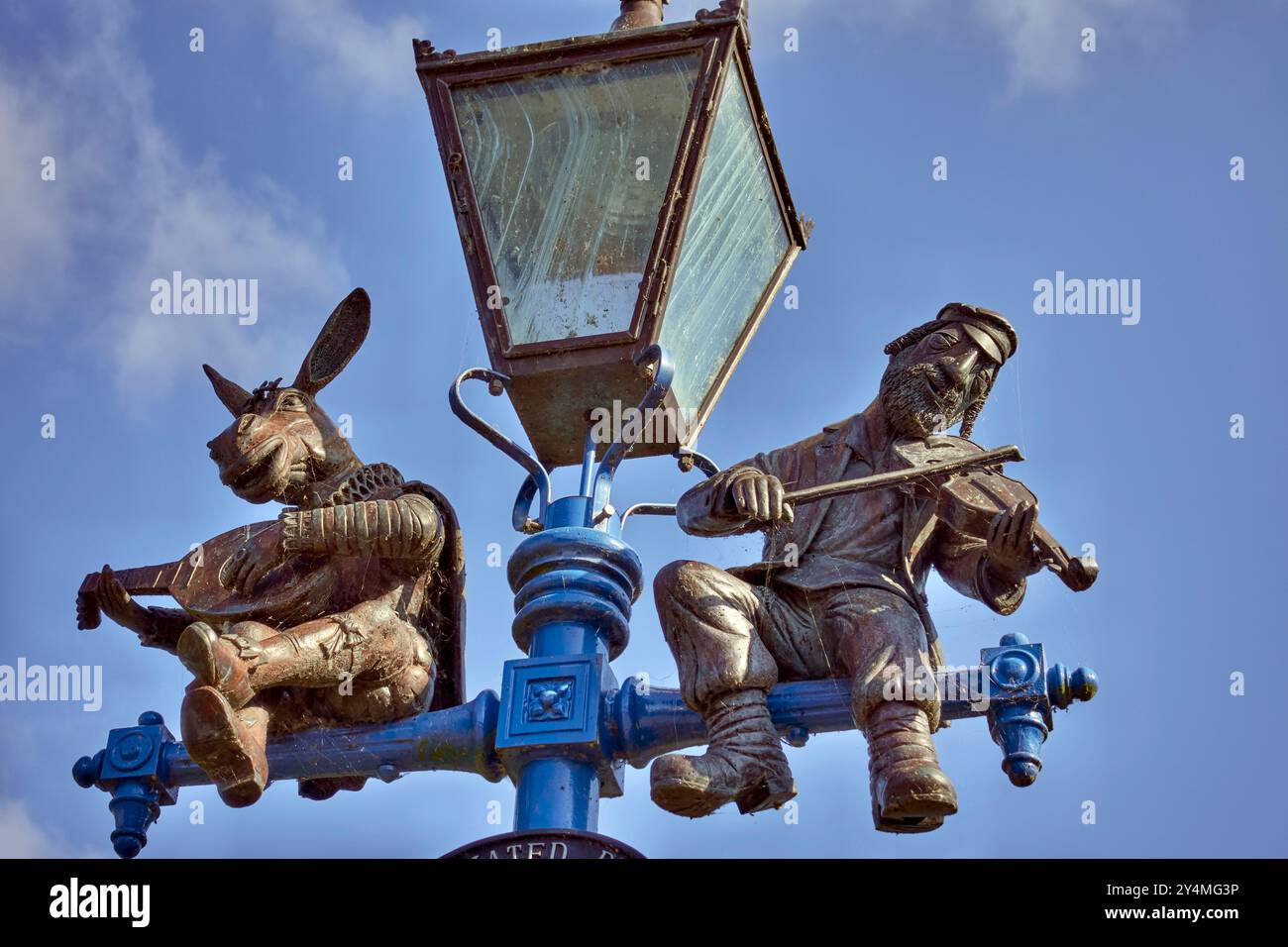 Lampada ornamentale donata dallo Stato di Israele con Bottom e Topol of Fiddler on the Roof a Stratford upon Avon, Warwickshire, Inghilterra Regno Unito Foto Stock