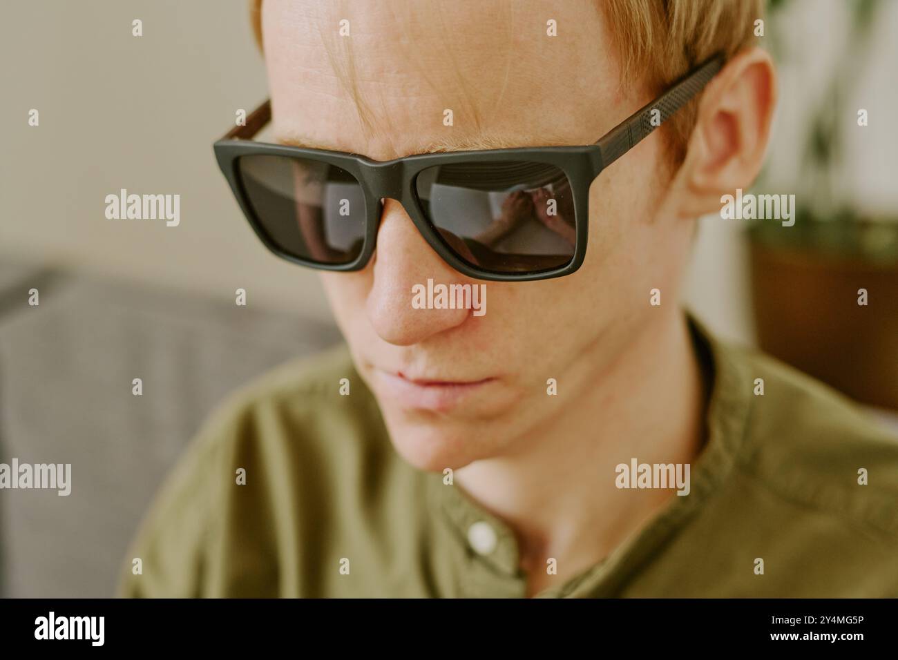 Primo piano medio del volto maschile con occhiali neri, Foto Stock