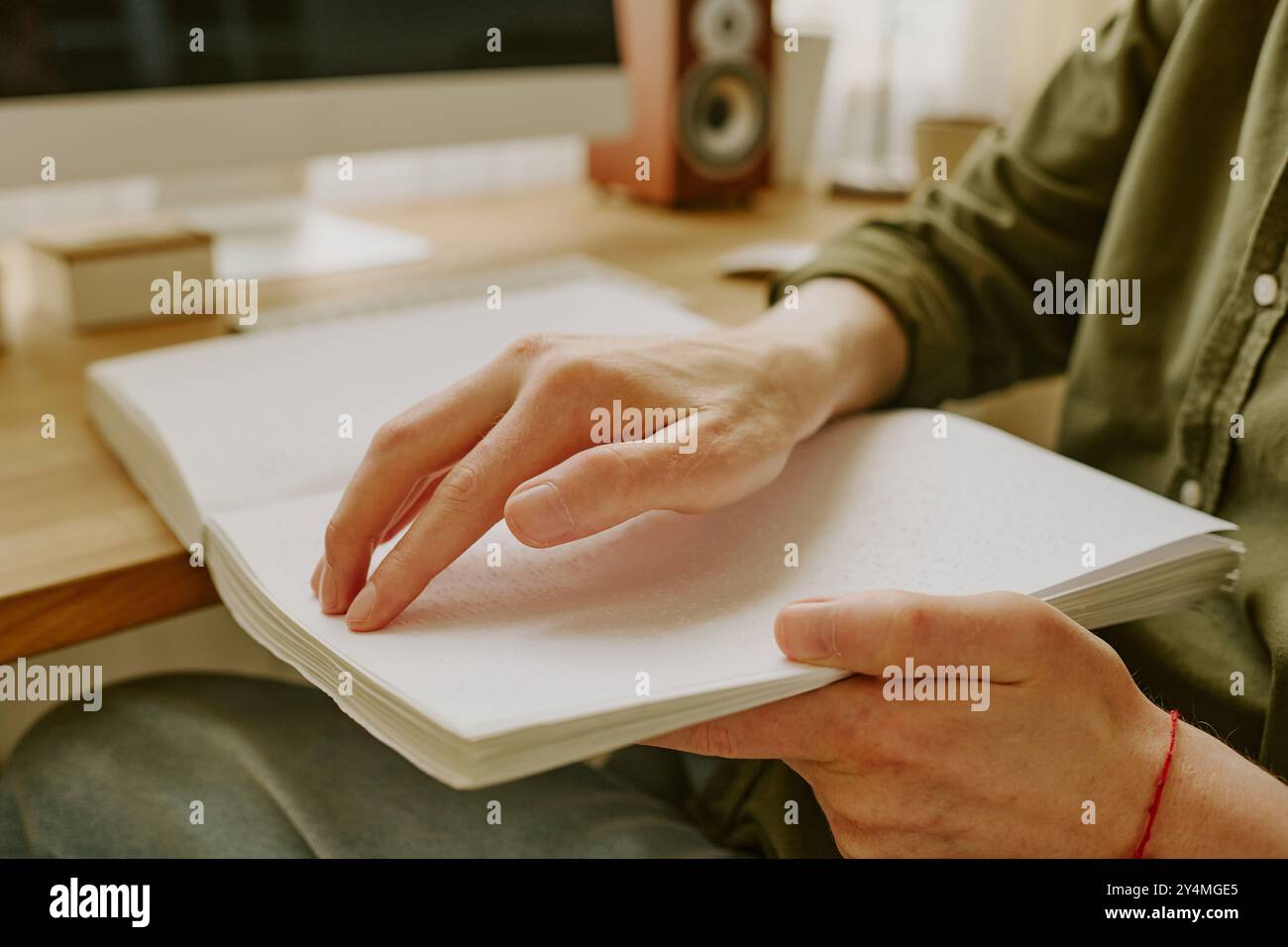 Primo piano medio di punti irriconoscibili a contatto con la mano maschile sul libro delle pagine Foto Stock