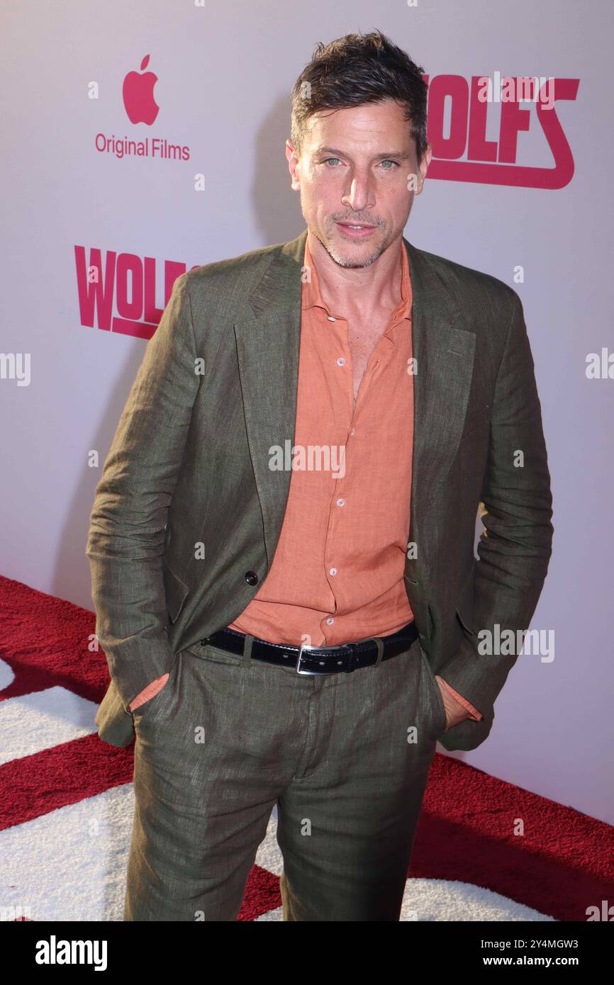 Simon Rex 09/18/2024 la premiere di Los Angeles dell'Apple Original Film "Wolfs" tenutasi al TCL Chinese Theatre di Hollywood, CA foto di Izumi Hasegawa/Hollywood News Wire Inc Crediti: Hollywood News Wire Inc./Alamy Live News Foto Stock