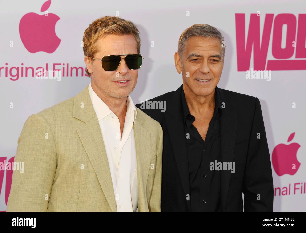 HOLLYWOOD, CALIFORNIA - 18 SETTEMBRE: (L-R) Brad Pitt e George Clooney partecipano alla premiere di Los Angeles dell'Apple Original Film 'W Foto Stock