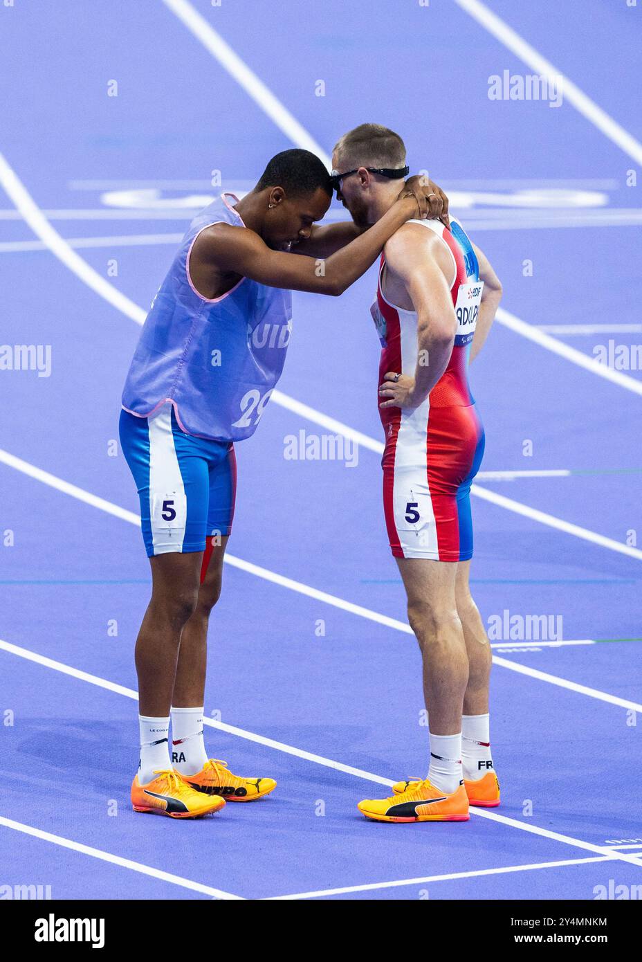 PARIGI, FRANCIA - 01 SETTEMBRE: Timothee Adolphe di francia oltre i 400 m durante la gara di atletica leggera dei Giochi Paralimpici estivi di Parigi 2024 allo Stade Foto Stock