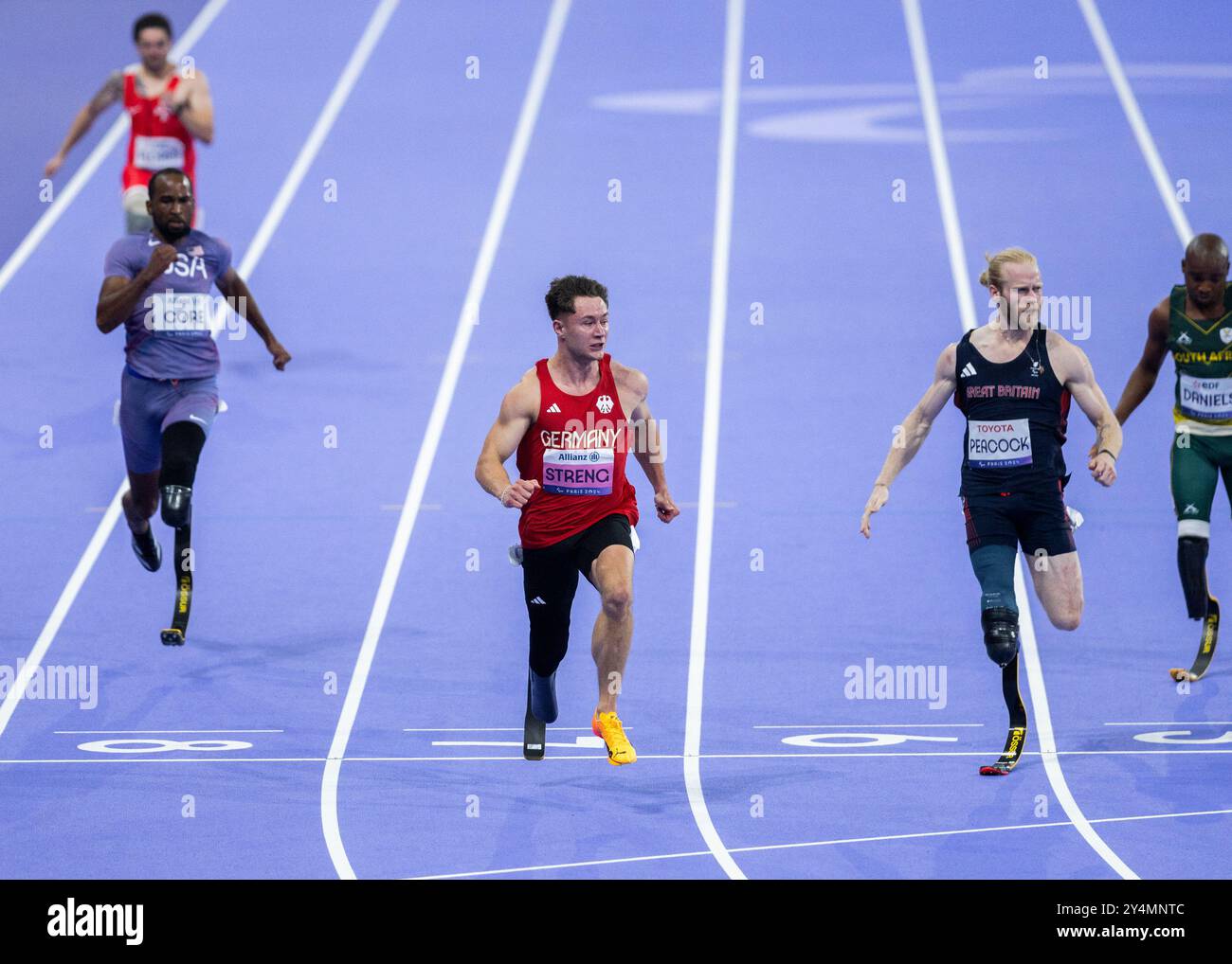 PARIGI, FRANCIA - 01 SETTEMBRE: Felix Streng della germania (3.L) oltre 100 m di corsa durante la gara di atletica dei Giochi Paralimpici estivi di Parigi 2024 A. Foto Stock