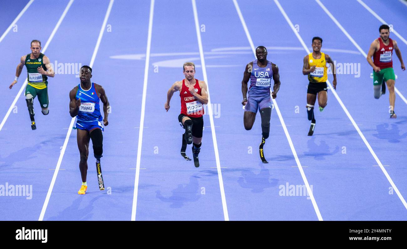 PARIGI, FRANCIA - 1 SETTEMBRE: Johannes Floors of germany (3.L) oltre 100 m di corsa durante la gara di atletica del Paris 2024 Summer Paralympic Game Foto Stock