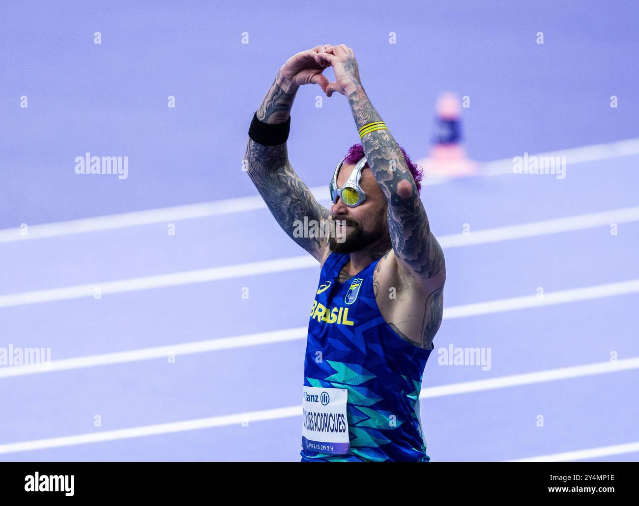 PARIGI, FRANCIA - 01 SETTEMBRE: Vinicius Goncalves Rodrigues del Brasile con occhiali da sole speciali dopo la sua corsa di 100 m durante la gara di atletica del Th Foto Stock