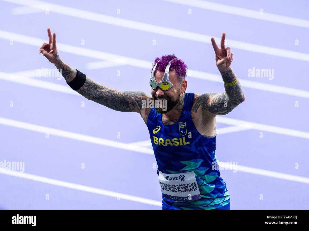 PARIGI, FRANCIA - 01 SETTEMBRE: Vinicius Goncalves Rodrigues del Brasile con occhiali da sole speciali dopo la sua corsa di 100 m durante la gara di atletica del Th Foto Stock