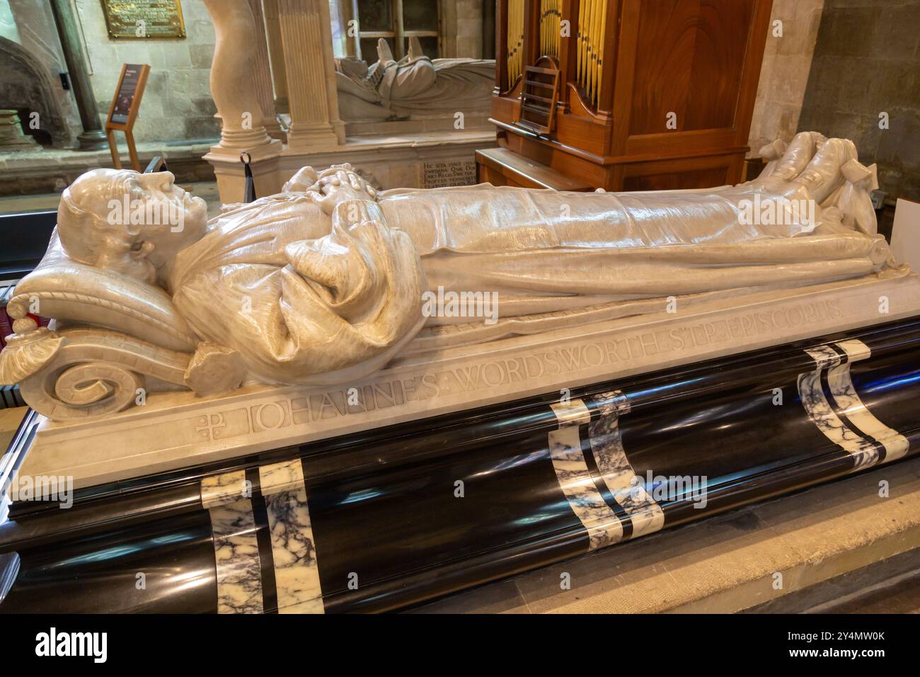 Vescovo John Wordsworth effigie di marmo bianco su tomba in marmo nero, Cattedrale di Salisbury , Wiltshire, Inghilterra Foto Stock