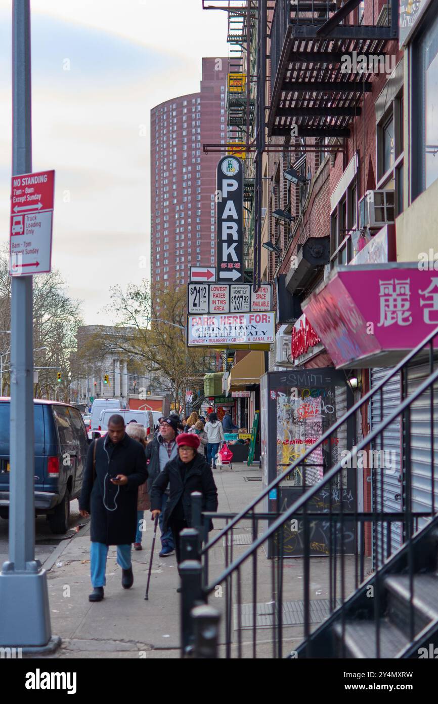 New York, Stati Uniti - 19 settembre 2024: Scopri il melting pot della città cinese di New York, dalle insegne bilingue ai percorsi accessibili per tutti - Foto Stock