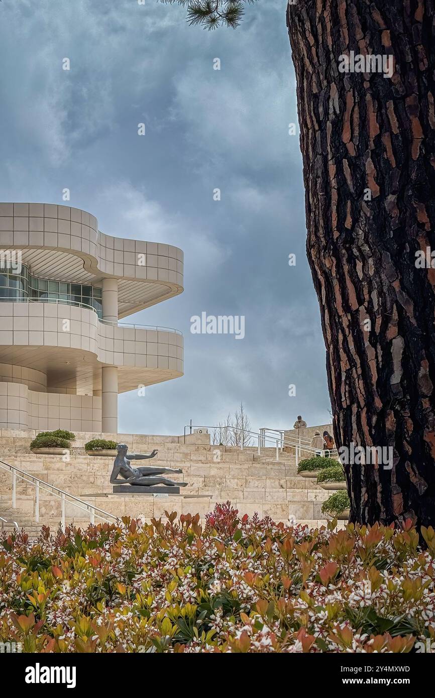 Los Angeles, USA - 30 marzo 2024: Facciata del Getty Center contro il cielo nuvoloso Foto Stock