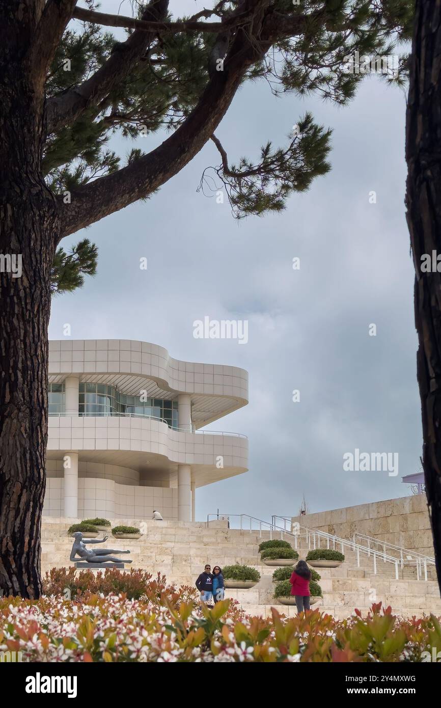 Los Angeles, USA - 30 marzo 2024: Facciata del Getty Center contro il cielo nuvoloso Foto Stock