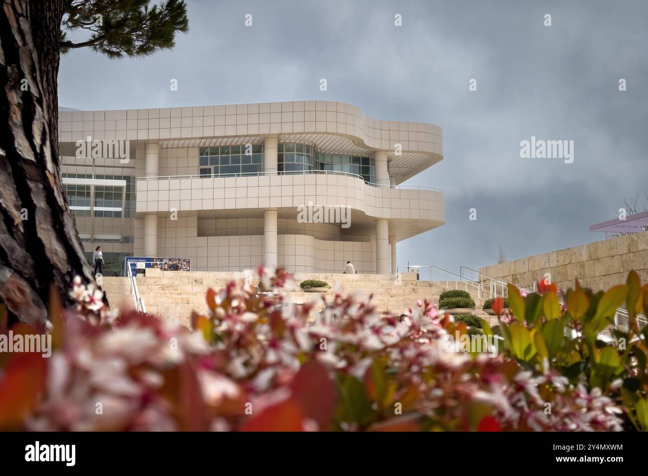 Los Angeles, USA - 30 marzo 2024: Facciata del Getty Center contro il cielo nuvoloso Foto Stock