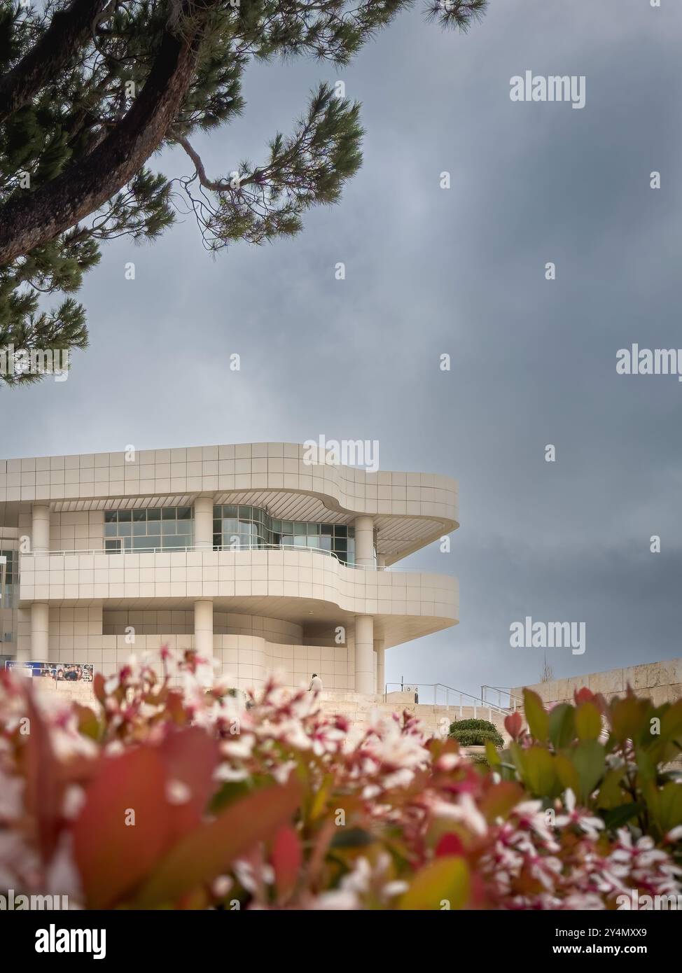 Los Angeles, USA - 30 marzo 2024: Facciata del Getty Center contro il cielo nuvoloso Foto Stock