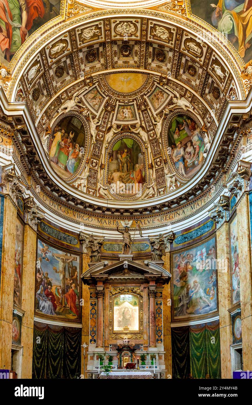 Altare maggiore barocco con la venerata icona della Madonna col bambino nella Chiesa di Santa Maria ai Monti, Roma, Italia Foto Stock