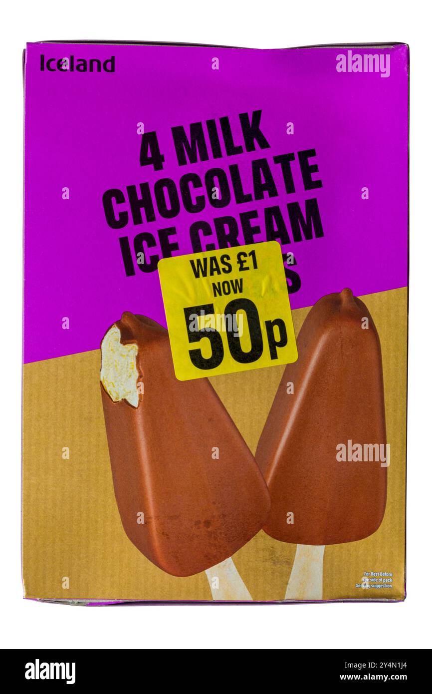 Scatola di 4 gelati Islanda al cioccolato al latte bastoncini gelati isolati su sfondo bianco - crema di gelato al gusto di vaniglia ricoperta di cioccolato al latte Foto Stock