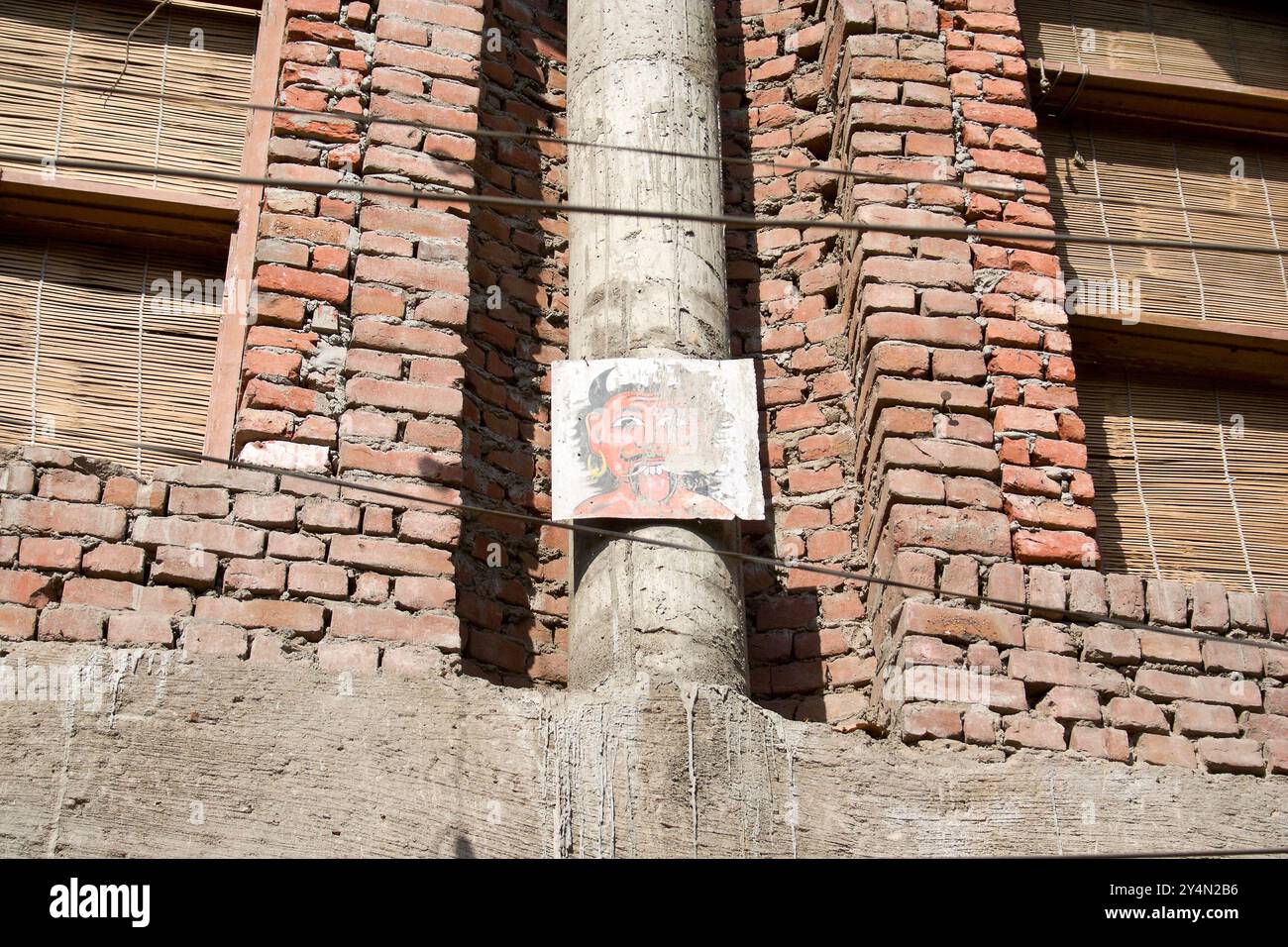 Agra, Uttar Pradesh / India - 9 febbraio 2012: Una vista ravvicinata di una figura illustrata di dio demone da rimuovere o proteggere dall'energia negativa. Foto Stock