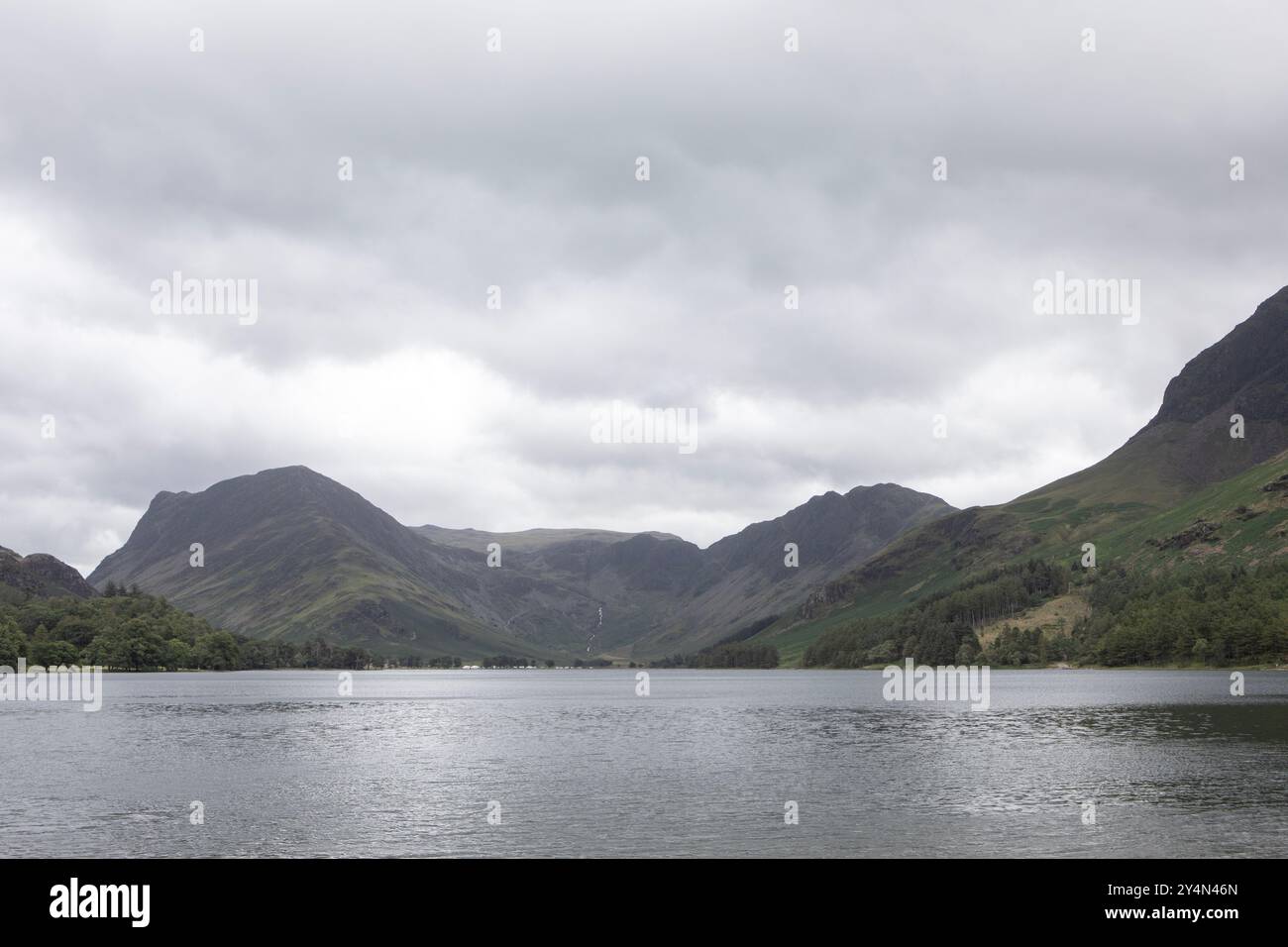 Vista sul lago Buttermere e sulle montagne circostanti. Foto Stock