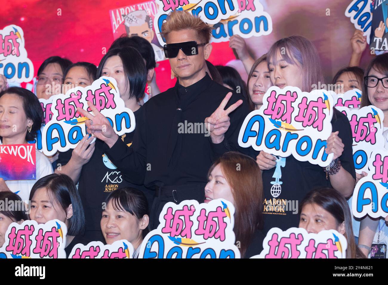 Aaron Kwok del cantante di Hong Kong posa con i fan per promuovere il concerto "ICONICO" durante una conferenza stampa a Taipei il 19 settembre 2024. Foto Stock