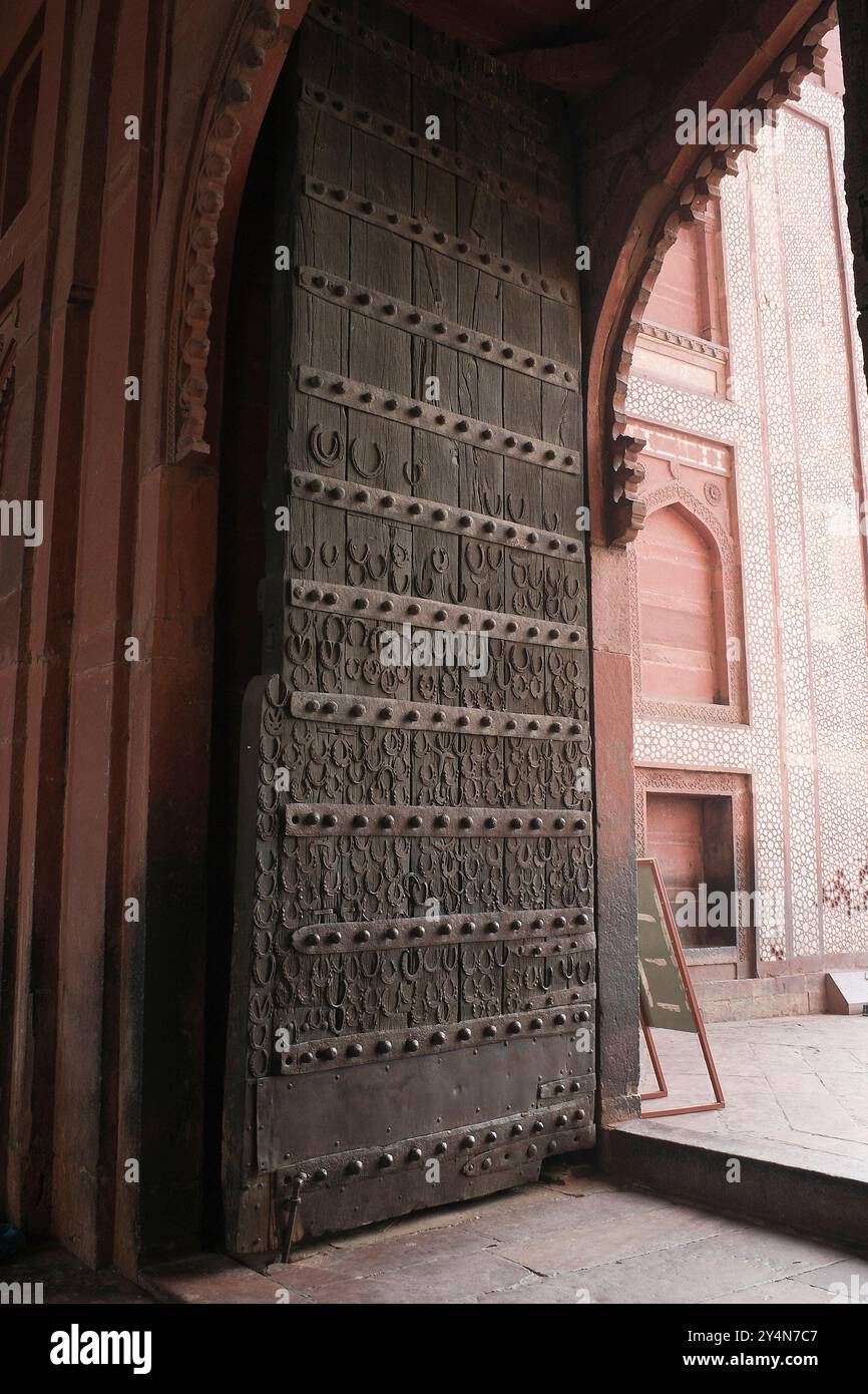 Agra, Uttar Pradesh / India - 7 febbraio 2012 : gli zoccoli di cavalli sono appesi all'alta porta di Buland Darwaza a Fatehpur Sikri. Foto Stock