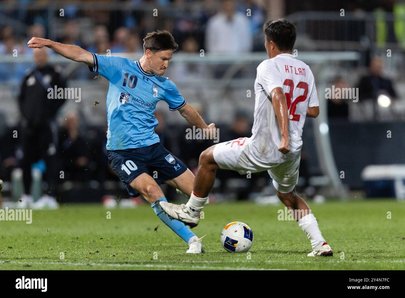 Kogarah, Australia. 19 settembre 2024. Joe Lolley del Sydney FC spara durante la partita AFC Champions League Two tra Sydney FC e Eastern SC al Jubilee Stadium di Kogarah, Australia, il 19 settembre 2024. Foto di Peter Dovgan. Solo per uso editoriale, licenza richiesta per uso commerciale. Non utilizzare in scommesse, giochi o pubblicazioni di singoli club/campionato/giocatori. Crediti: UK Sports Pics Ltd/Alamy Live News Foto Stock