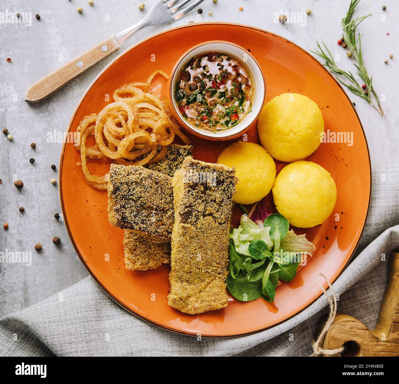 Delizioso hominy fatto in casa con vista dall'alto sul pesce Foto Stock