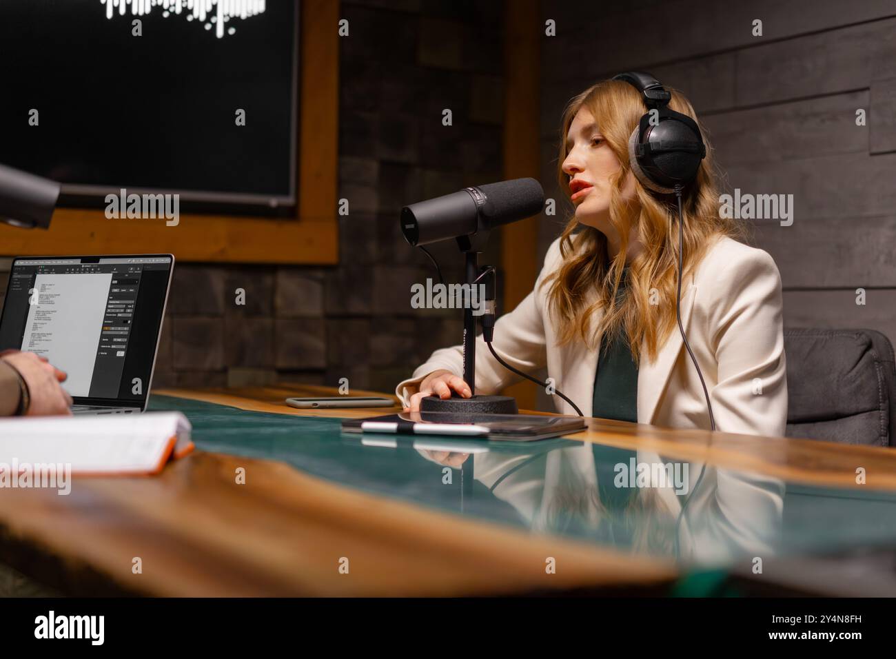 Registrazione Podcaster con cuffie e microfono in studio, chat e trasmissione Foto Stock