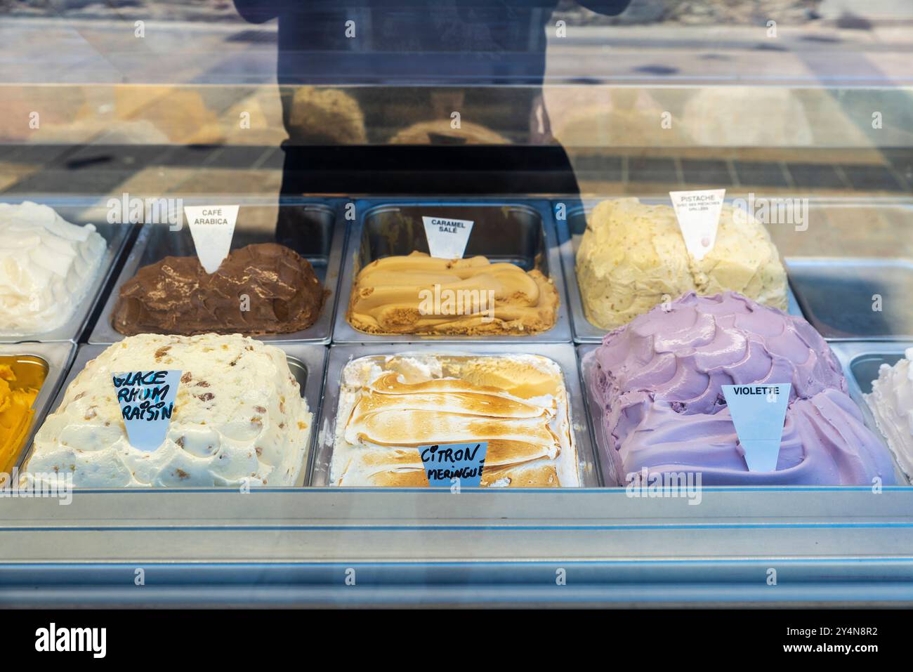 Esposizione di gelati assortiti in una gelateria nella città vecchia di Collioure o Cotlliure, Francia Foto Stock