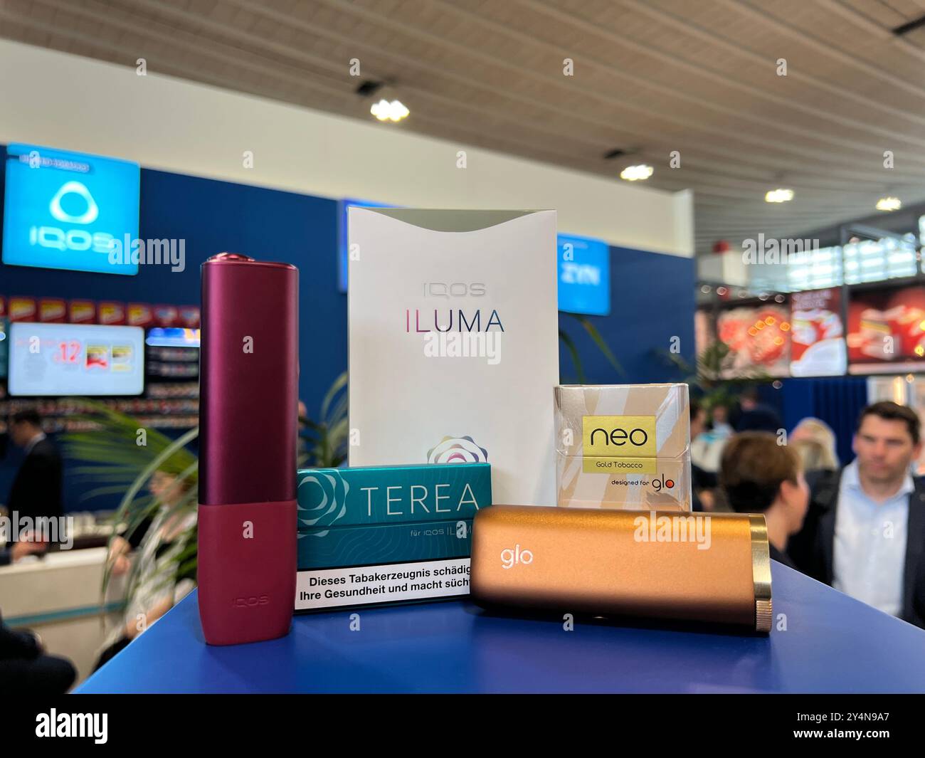 dove si compra la nicotina liquida Dortmund, Germania. 19 settembre 2024. Un riscaldatore per tabacco a  marchio Iqos (a sinistra) di Philip Morris si trova accanto a un  riscaldatore per tabacco a marchio Glo di British American Tobacco (