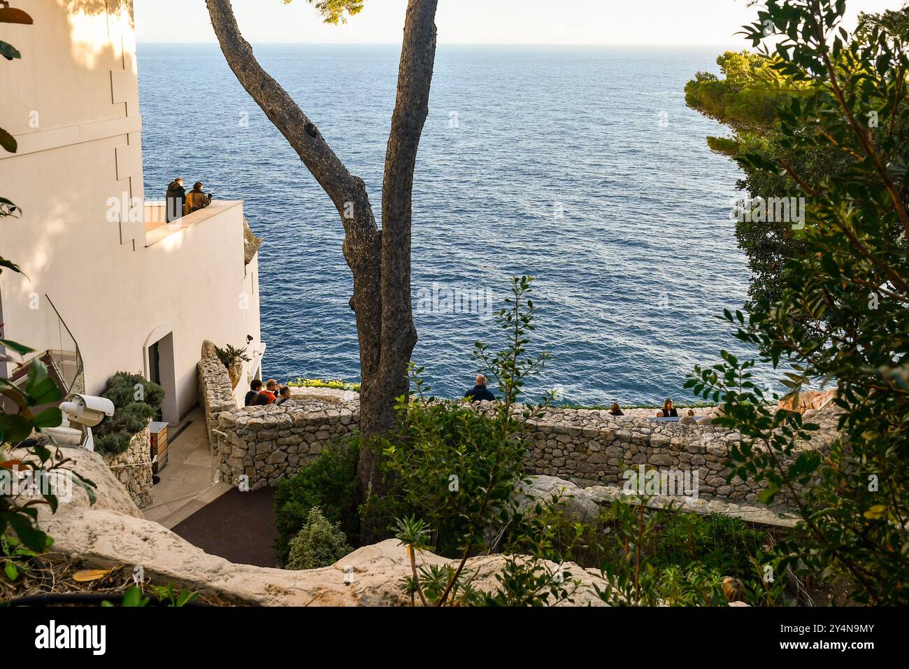 Vista sopraelevata del giardino terrazzato del Museo Oceanografico, affacciato sul mare, con gente in inverno, Monaco Ville, Principato di Monaco Foto Stock