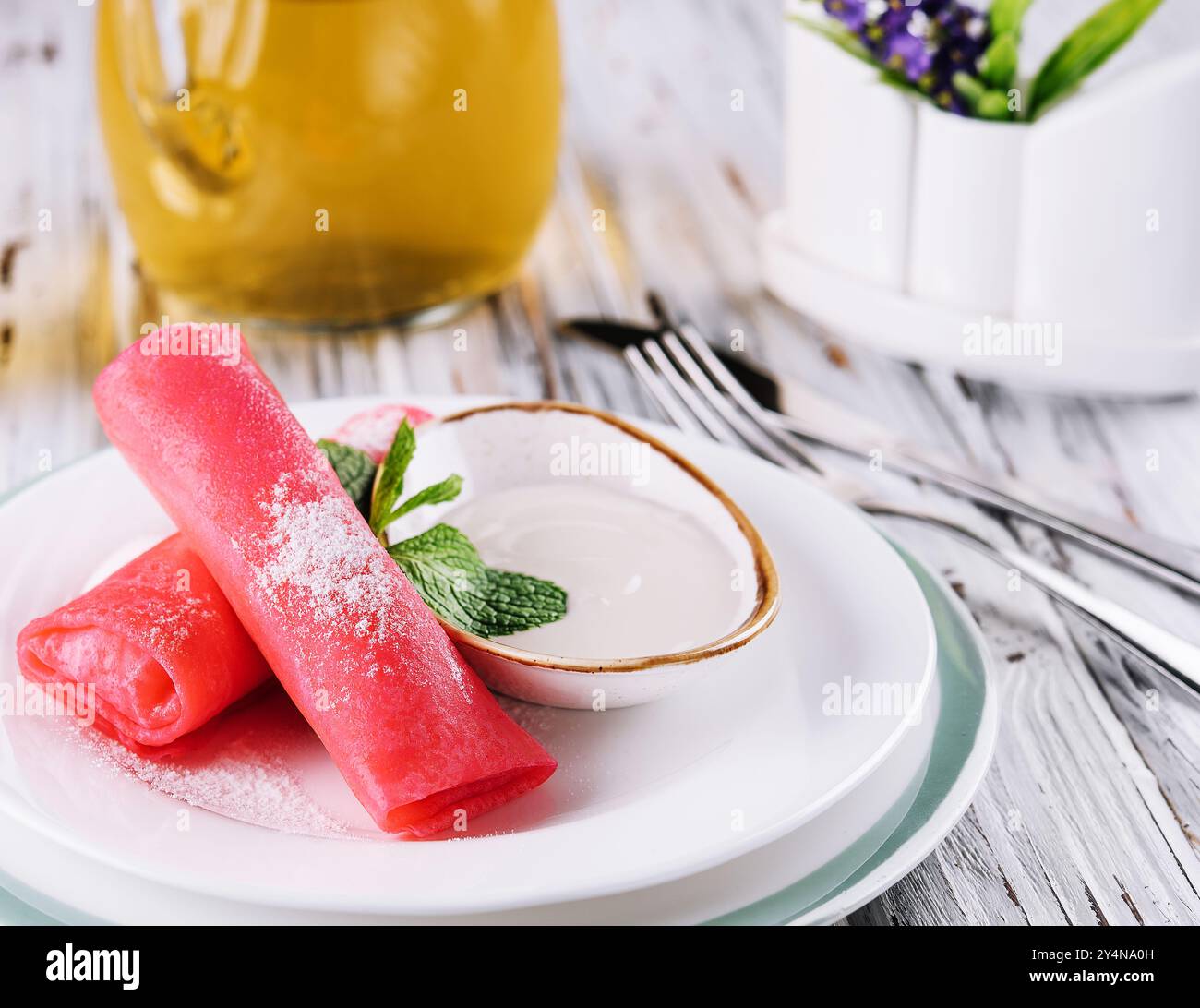 Pancake ai lamponi arrotolati con panna acida per i bambini Foto Stock