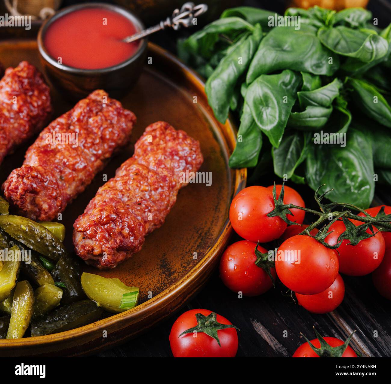 Involtini di carne mitigei o mici cibo tradizionale rumeno Foto Stock